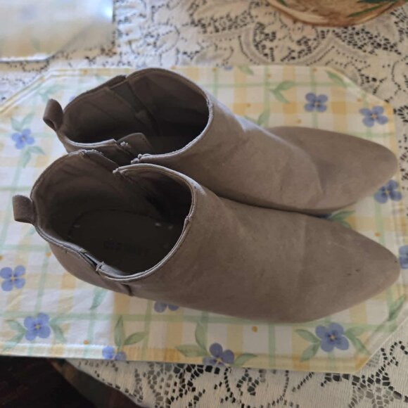 Old Navy faux suade Tan Booties size 8 - Picture 2 of 12